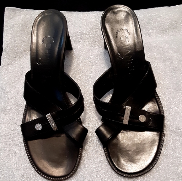 VINTAGE CHANEL LOW HEEL PUMPS, SIZE 37.5 - Picture 1 of 14